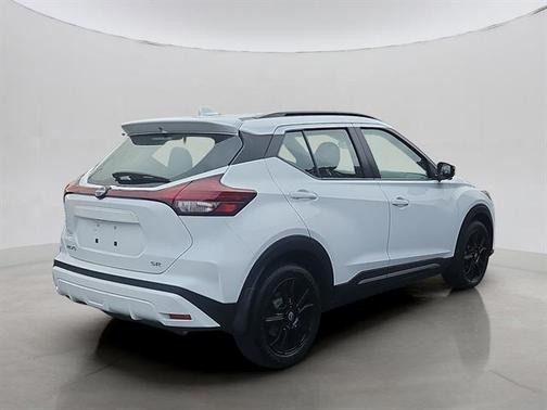 2022 Nissan Kicks SR