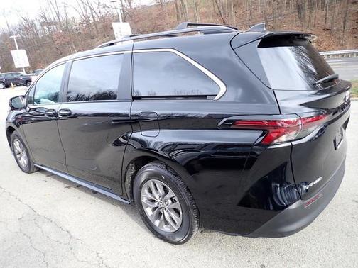 2025 Toyota Sienna LE