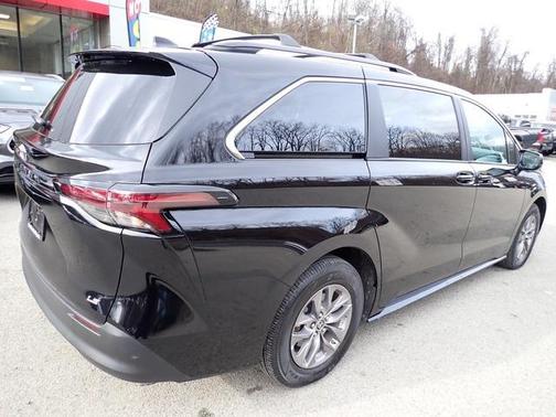 2025 Toyota Sienna LE