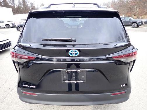 2025 Toyota Sienna LE