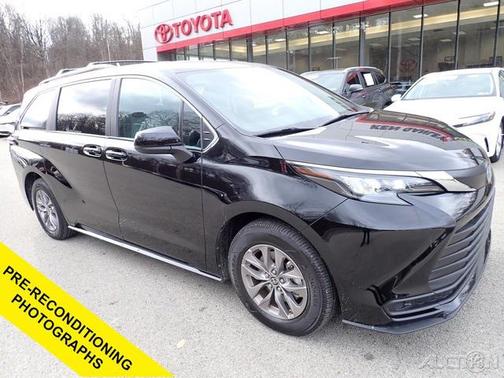 2025 Toyota Sienna LE