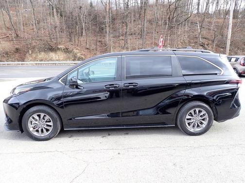 2025 Toyota Sienna LE