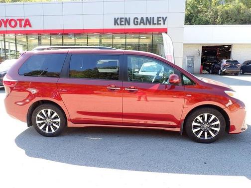 2020 Toyota Sienna XLE
