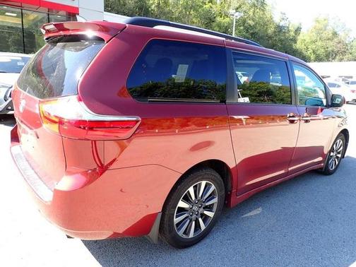 2020 Toyota Sienna XLE