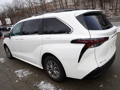 2025 Toyota Sienna LE
