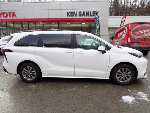 2025 Toyota Sienna LE