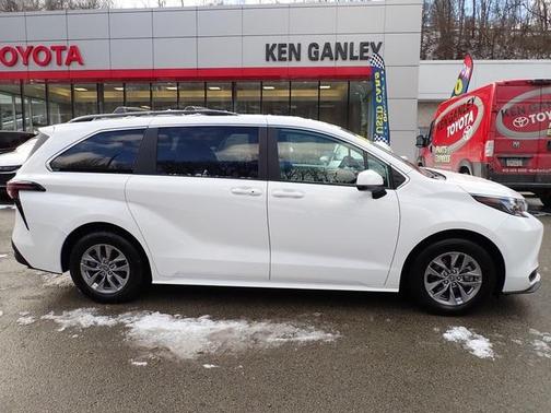 2025 Toyota Sienna LE