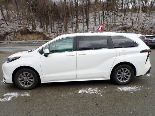 2025 Toyota Sienna LE