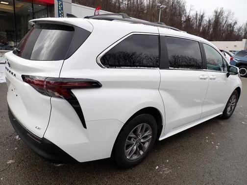 2025 Toyota Sienna LE