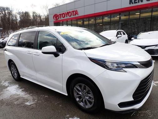 2025 Toyota Sienna LE