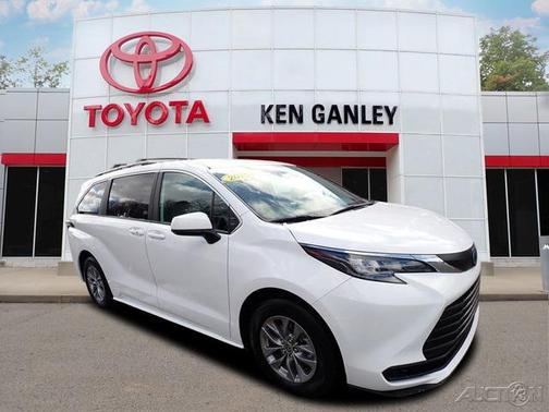 2025 Toyota Sienna LE
