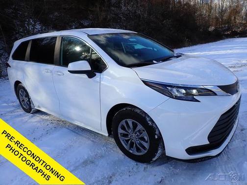 2025 Toyota Sienna LE