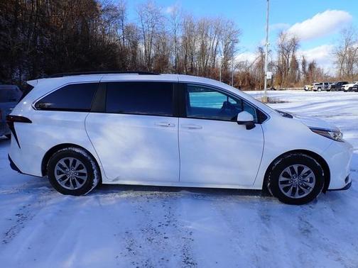 2025 Toyota Sienna LE