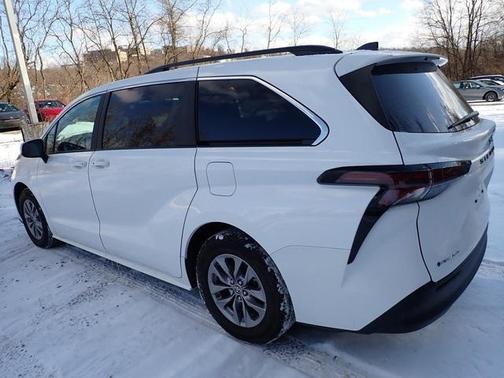 2025 Toyota Sienna LE