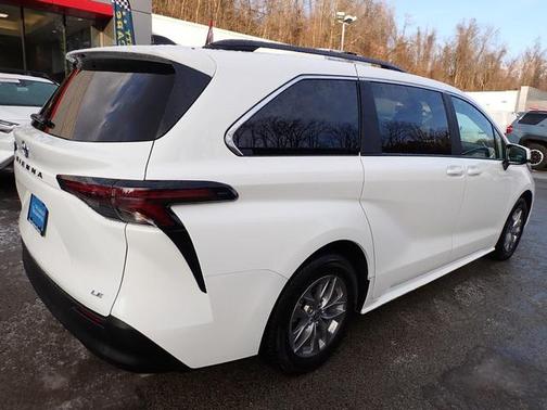 2025 Toyota Sienna LE
