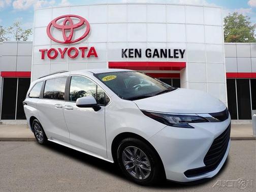 2025 Toyota Sienna LE