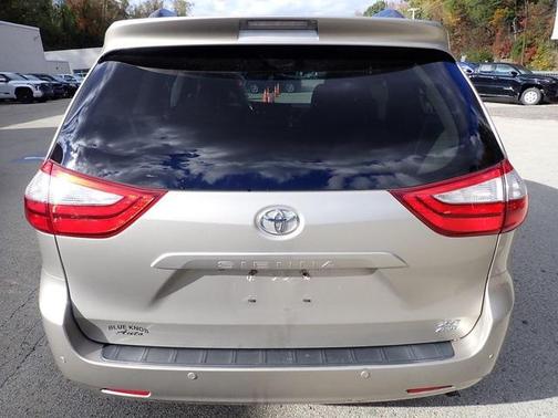 2016 Toyota Sienna XLE