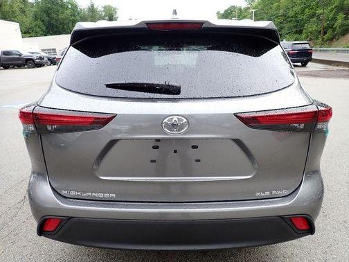 Heavy Metallic 2026 Toyota Highlander XLE