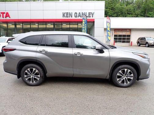 Heavy Metallic 2026 Toyota Highlander XLE