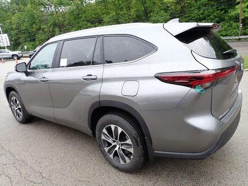 Heavy Metallic 2026 Toyota Highlander XLE