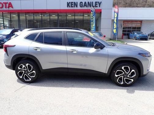 Sterling Gray Metallic 2025 Chevrolet Trax FWD 2RS