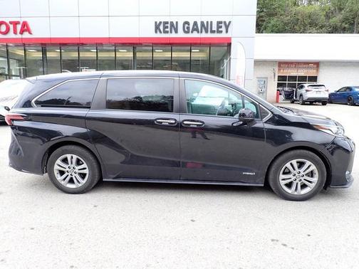 2021 Toyota Sienna XSE 7 Passenger