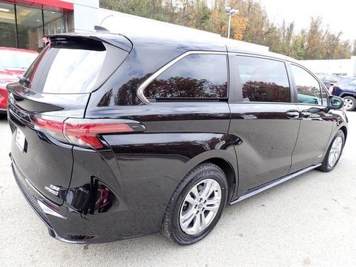 2021 Toyota Sienna XSE 7 Passenger