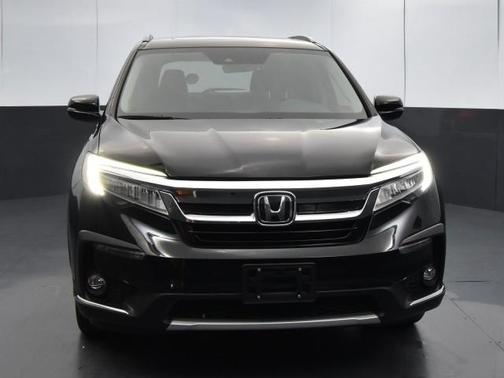 Photo 3 of 32 of 2020 Honda Pilot Touring 8-Passenger