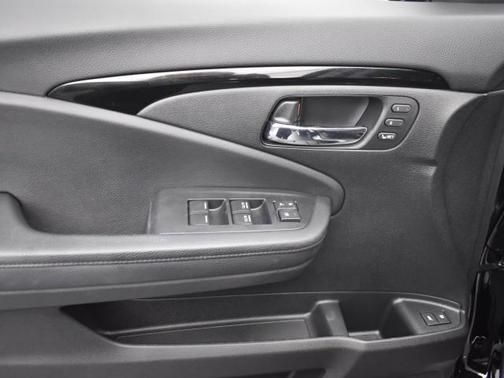 Photo 5 of 32 of 2020 Honda Pilot Touring 8-Passenger