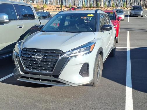 2022 Nissan Kicks SR