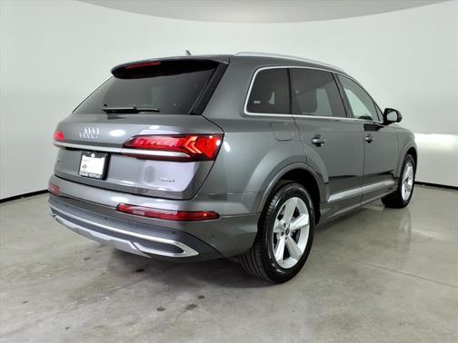 2024 Audi Q7 45 Premium Plus