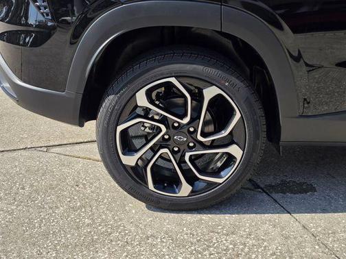 Mosaic Black Metallic 2026 Chevrolet Trax FWD 2RS