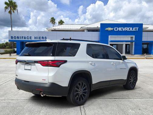 Iridescent Pearl Tricoat 2023 Chevrolet Traverse RS