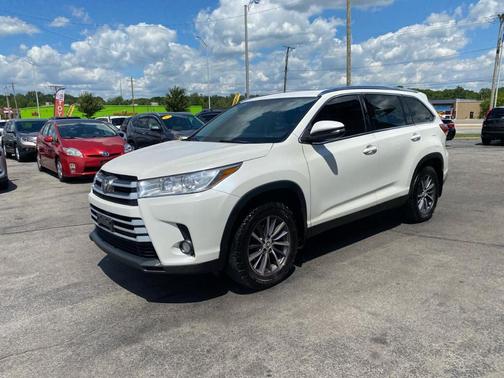 White 2019 Toyota Highlander XLE
