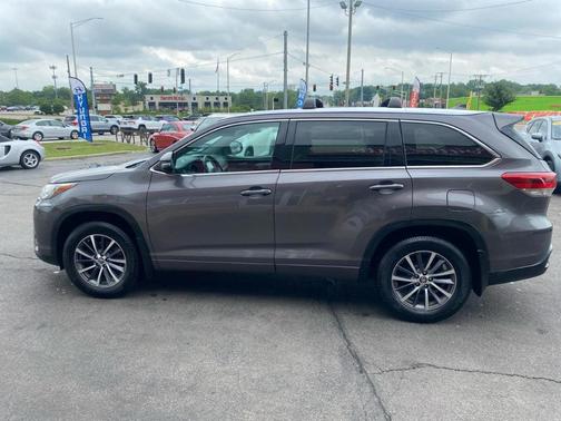 Gray 2017 Toyota Highlander XLE