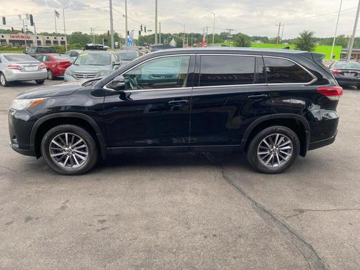 Black 2019 Toyota Highlander XLE