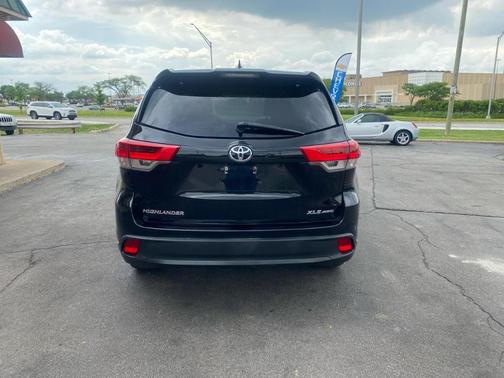 Black 2019 Toyota Highlander XLE