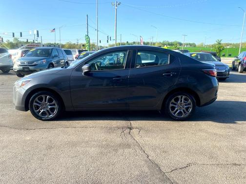 2019 Toyota Yaris Sedan LE