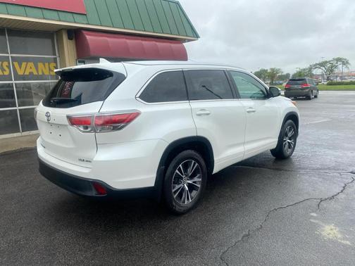 White 2016 Toyota Highlander XLE