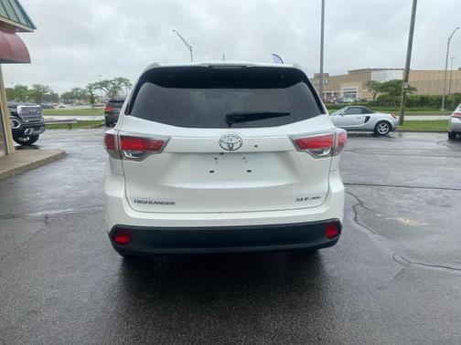 White 2016 Toyota Highlander XLE