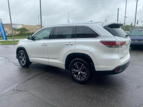White 2016 Toyota Highlander XLE
