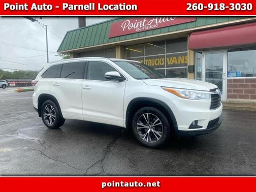 White 2016 Toyota Highlander XLE