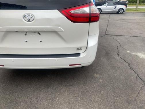 White 2017 Toyota Sienna XLE