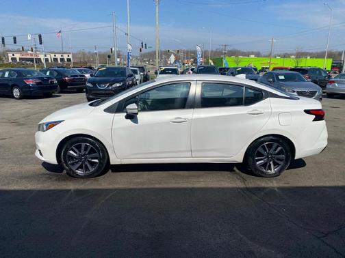 Black 2021 Nissan Versa 1.6 SV