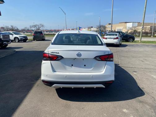 Black 2021 Nissan Versa 1.6 SV