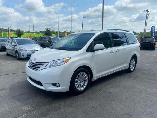 White 2017 Toyota Sienna XLE