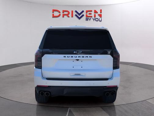 Iridescent Pearl Tricoat 2025 Chevrolet Suburban 4WD Z71