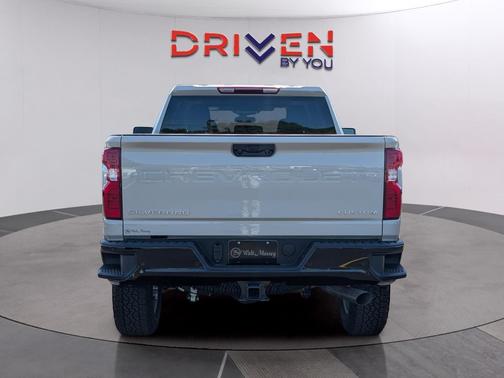 White Sands 2026 Chevrolet Silverado 2500 Custom