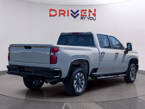 White Sands 2026 Chevrolet Silverado 2500 Custom