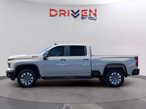 White Sands 2026 Chevrolet Silverado 2500 Custom